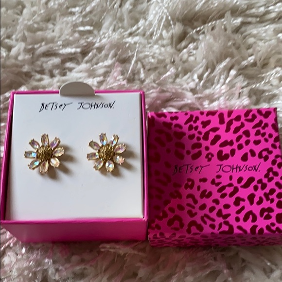 Betsey Johnson flower earrings - NWT - Picture 2 of 7